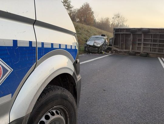 Naczepa zjechała na przeciwny pas. Czołowe zderzenie z hyundaiem na DK16