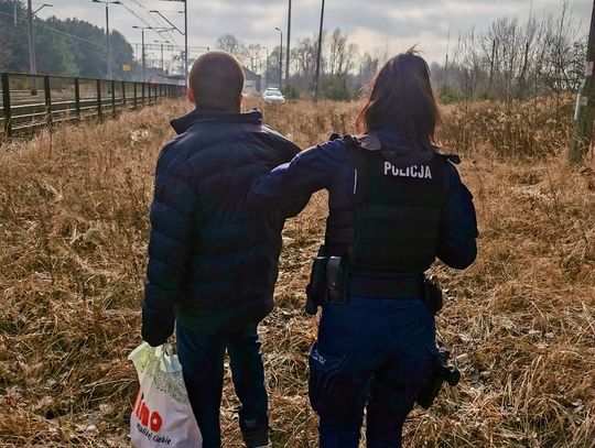 Nadjeżdżał pociąg, a on siedział na torach. W ostatniej chwili uratowały go policjantki
