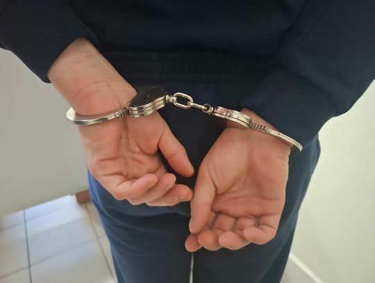 Nagi 18-latek rozrabiał na mieście. Zaczepiał kobietę, a potem próbował pobić policjanta