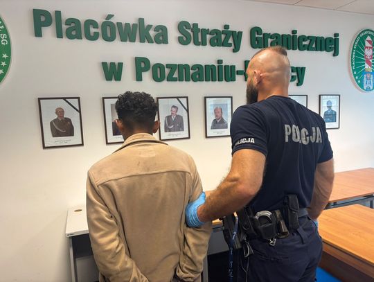 Nagi Kolumbijczyk biegał po drodze i dewastował pociąg. Jest wniosek o wydalenie go z Polski