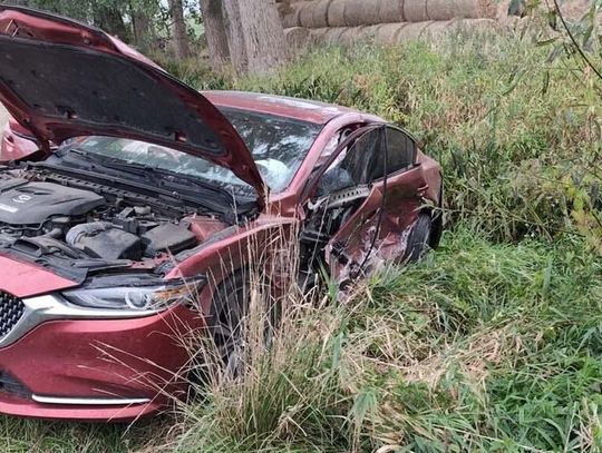 Nagle zjechał na lewy pas, uderzył w Mazdę i zepchnął ją z drogi. Sprawca miał prawie 3 promile