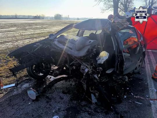 Nagle zjechała z drogi i z ogromną siłą uderzyła w drzewo. Kobieta zginęła w wypadku