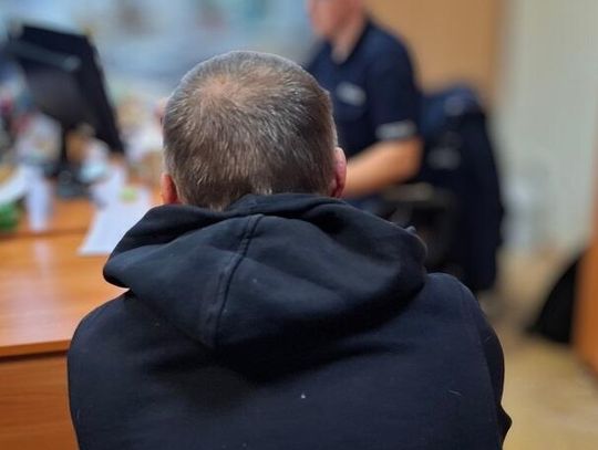 Najpierw kradł, potem wysikał się przed siłownią i poszedł tam spać. Pijany 54-latek zakończył dzień w komendzie