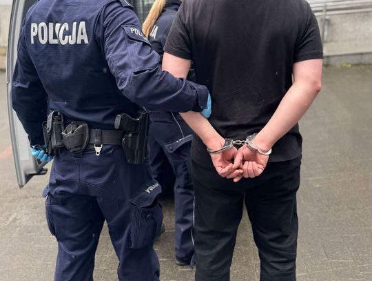 Nakleił na wiertarkę kod z rękawic roboczych. Był poszukiwany a do tego miał amfetaminę