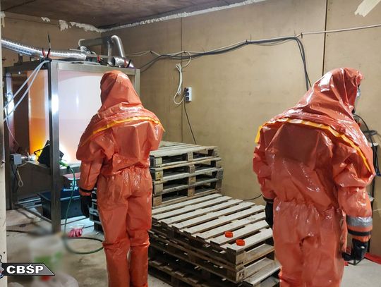 Nalot CBŚP na fabrykę klefedronu. Przejęte 800 kg narkotyku o wartości 4 milionów złotych