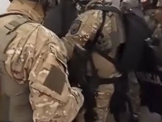 Nalot CBŚP na fabrykę sterydów. Zatrzymano sześć osób, przejęto towar i pół miliona w gotówce