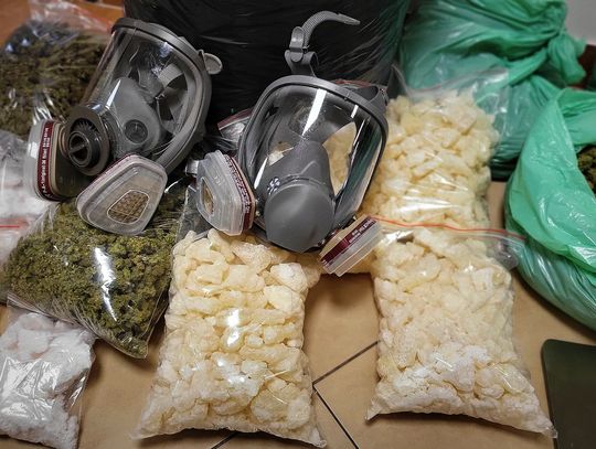 Nalot na dom dilera-recydywisty. Policjanci przejęli narkotyki warte milion złotych