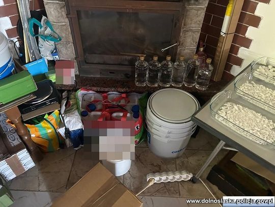 Nalot na fabrykę syntetycznych narkotyków. "Chemicy" zatrzymani przy produkcji metamfetaminy. WIDEO