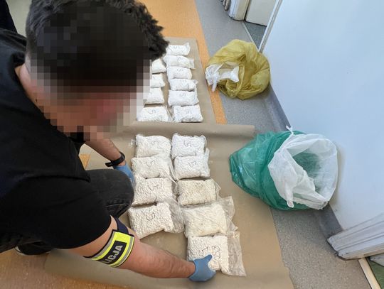 Nalot na magazyn narkotyków pod Warszawą. Przejęto 82 kilogramy soli amfetaminy wartej ponad 3 mln zł