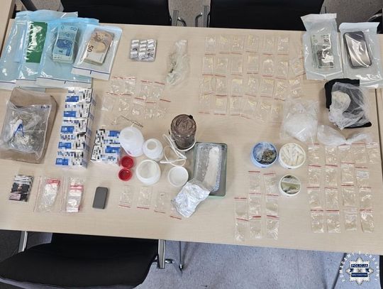 Nalot na mieszkanie dilera. W środku 4 klientów: dwie nastolatki, poszukiwana kobieta i 66-latek