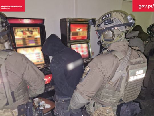 Nalot skarbówki na nielegalne kasyno. Zarzuty usłyszy pracownik lokalu i trzech graczy