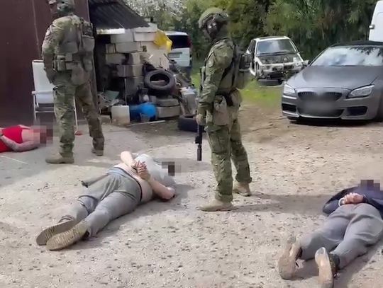 Nalot służb na fabrykę lewych papierosów. Pakowali je do opakowań na pizzę, wpadli na robocie