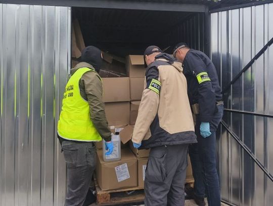 Nalot służb na magazyn bimbrownika. Przejęto 600 litrów alkoholu i 60 tysięcy w gotówce