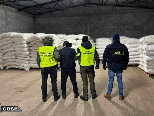 Nalot służb na magazyn z nielegalną kontrabandą. Przejęto 63 tony lewego tytoniu Nalot służb na magazyn z nielegalną kontrabandą. Przejęto 63 tony lewego tytoniu