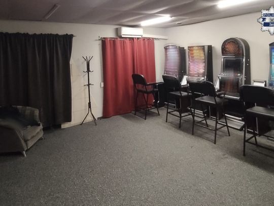 Nalot służb na nielegalny salon gier. Przejęli automaty, pieniądze i zatrzymali klientów z narkotykami