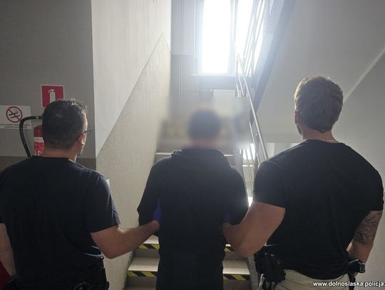 Namówili 70-latka do inwestowania, a potem wrobili w fikcyjny dług. Zatrzymany 22-latek, który przyszedł odebrać kolejne pieniądze