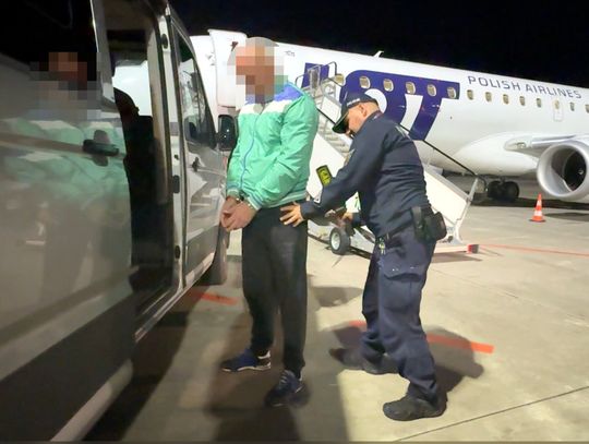 Napad na sklep jubilerski i wielomiesięczne śledztwo. Podejrzany przetransportowany do Polski