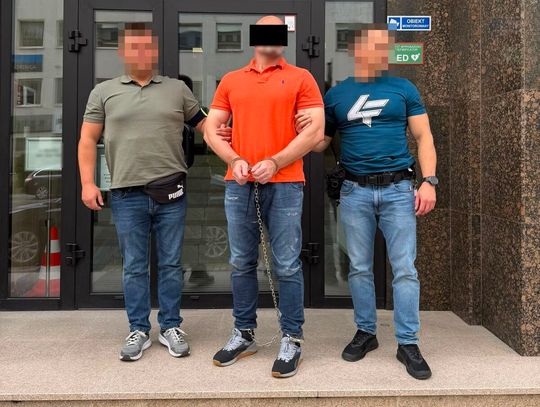 Napadał z bronią na bukmacherów i jubilerów. Groźny przestępca zatrzymany po 17 latach ukrywania się