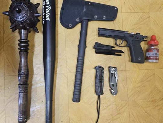 Napadł kobietę pod klubem i przystawił jej nóż do gardła. Później ostrzelał z wiatrówki jej dom