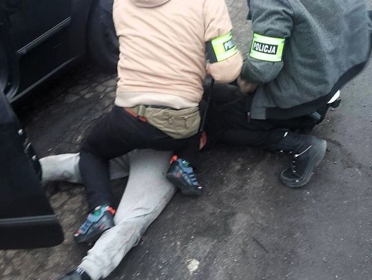 Napadł na 37-latka, bo nie podobała mu się jego czapka. Pseudokibic w rękach policji