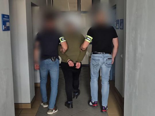 Napadł na sklep z nożem w ręku, a potem chciał zapłacić policjantom, żeby go puścili. Dopiero wyszedł z więzienia