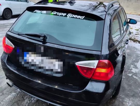 Napis na szybie BMW obrażał policjantów. Mundurowi odpowiedzieli mandatem i kontrolą techniczną