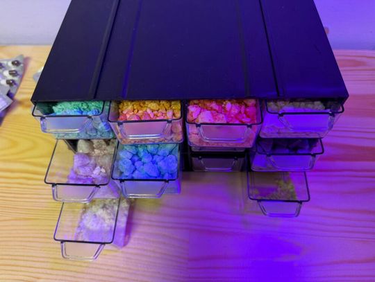 „Narkotyk zombie” na warszawskiej Woli. Kryminalni przejęli zapas groźnej substancji. WIDEO