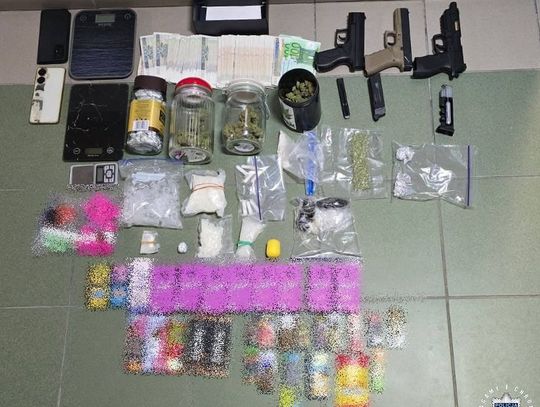 Narkotyki, broń i kilkadziesiąt tysięcy w gotówce. Po nalocie 36-latek trafił za kraty na 3 miesiące