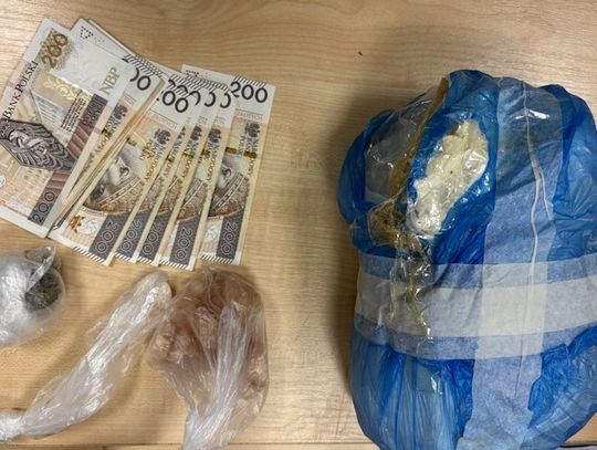 Narkotyki, dwa telefony i gotówka. Przeszukanie mieszkania zakończone zarzutem dla 25-latki