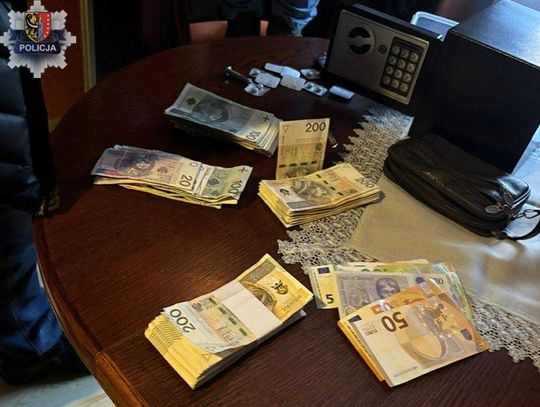 Narkotyki, nielegalne papierosy i 30 tys. zł w gotówce. 49-latkowi grozi nawet 20 lat więzienia Narkotyki, nielegalne papierosy i 30 tys. zł w gotówce. 49-latkowi grozi nawet 20 lat więzienia