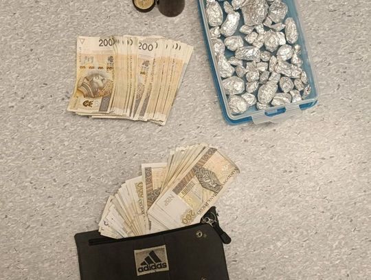 Narkotyki podzielone na porcje i gruby plik gotówki. Policjanci zatrzymali mężczyznę, którego od dawna mieli na oku Narkotyki podzielone na porcje i gruby plik gotówki. Policjanci zatrzymali mężczyznę, którego od dawna mieli na oku