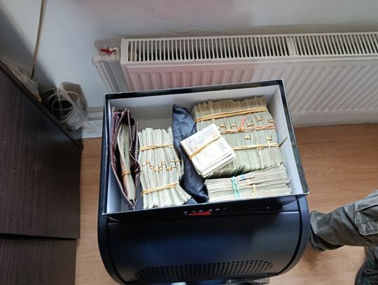 Narkotyki w walizce i blisko 400 tysięcy złotych w pudle. Diler zaliczył policyjny nalot na chatę