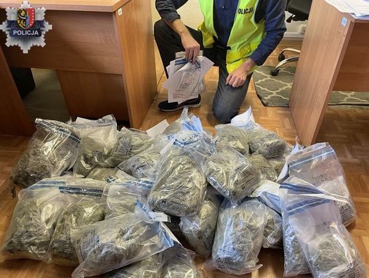 Narkotyki z paczkomatów trafiały dalej do sprzedaży. Dwóch mężczyzn przed sądem