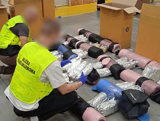 Narkotyki z Tajlandii ukryte w matach do ćwiczeń. Celnicy znaleźli ponad 100 kg marihuany