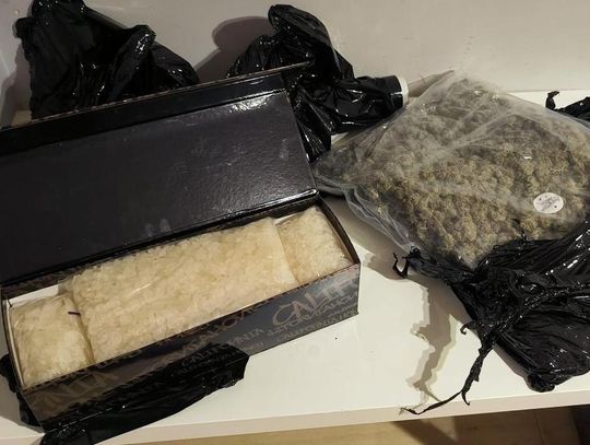 Narkotykowe eldorado w bloku. Dilerzy przechowywali w mieszkaniu ponad 75 kg towaru