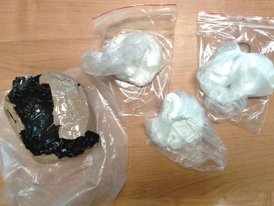 Narkotykowy kurier zatrzymany na dworcu kolejowym. Przewoził amfetaminę w oklejonej paczce