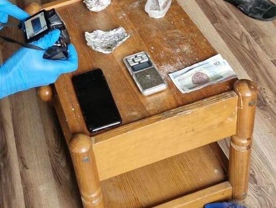 Narkotykowy stolik i poszukiwany mężczyzna w mieszkaniu. Policjanci zwinęli go razem z kumplem