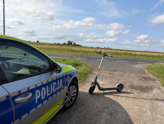 Nastolatek jechał hulajnogą po drodze wojewódzkiej. Matka miała pretensje do policjantów