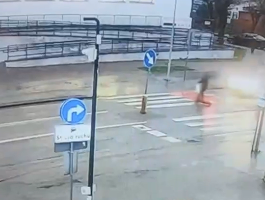 Nastolatek na hulajnodze elektrycznej potrącony przez samochód. Znajdował się na przejeździe