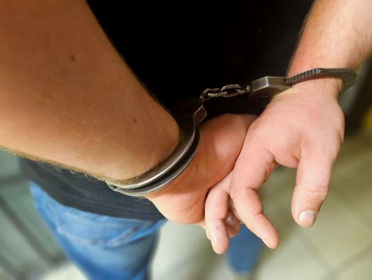 Nastolatka brutalnie pobita na przystanku. Zaatakowała ją 19-letnia dziewczyna i jej kolega