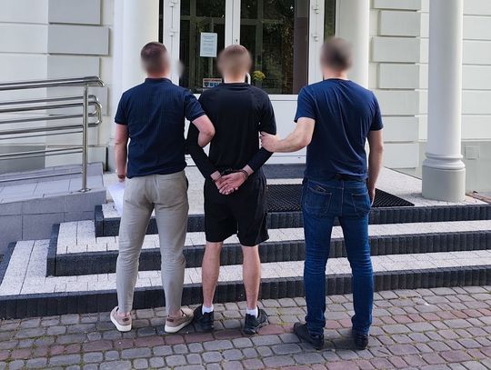 Nastolatka i trzech mężczyzn wpadli podczas wieczornej obławy. Przejęto ponad 800 gramów klefedronu Nastolatka i trzech mężczyzn wpadli podczas wieczornej obławy. Przejęto ponad 800 gramów klefedronu