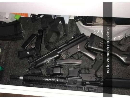 Nastolatka wrzuciła do sieci zdjęcie broni z podpisem "zamach na szkołę". Załatwiła sobie wjazd na chatę
