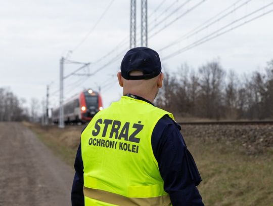 Nastolatki urządziły sobie „sesję fotograficzną” na torach. Dziewczyna przebiegała przed pociągiem