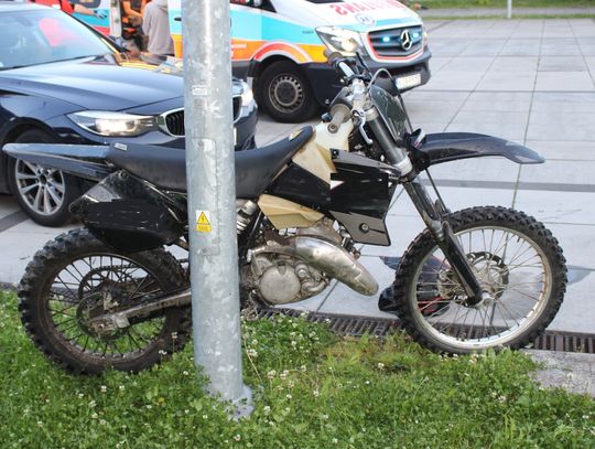 Nastolatkowie na motocyklach uciekali przed policją. Jeden z nich potrącił funkcjonariusza