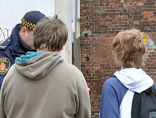 Nastolatkowie pili wódkę z gwinta i wyzywali Strażników Miejskich. Wymiękli słysząc co im grozi