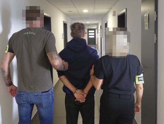 Nastolatkowie włamali się do osiedlowego sklepu. Ich łupek padł alkohol i chipsy