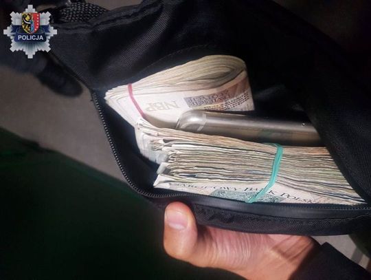 Nastolatkowie znaleźli portfel z 15 tysiącami. Oddali go policjantom, w zamian otrzymali podziękowania