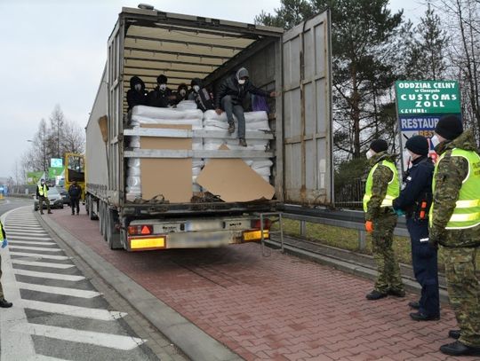 Nastoletni Afgańczycy wjechali do Polski w ciężarówce z workami słonecznika [WIDEO]