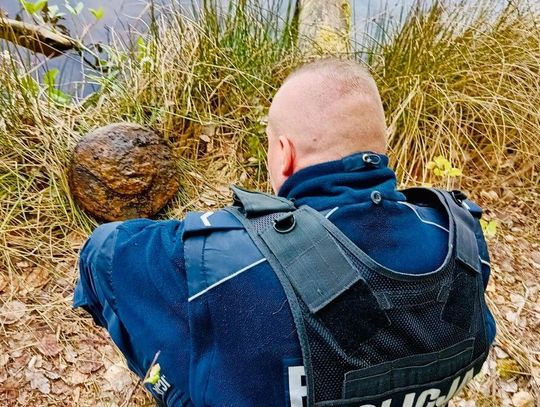 Natrafili w jeziorze na coś dziwnego. Okazało się, że to miny przeciwpancerne