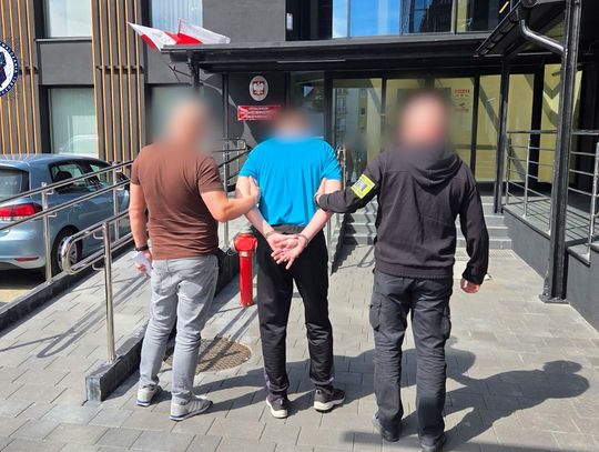 Nawoływał do zabicia policjantów i ich rodzin. 54-latek namierzony i zatrzymany przez CBZC
